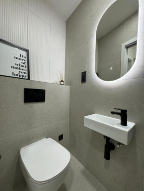 4 minutes National Theather APT